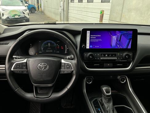 Used 2025 Toyota Grand Highlander FWD image 15