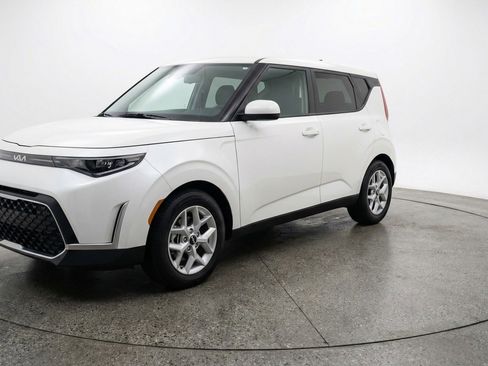 Used 2025 Kia Soul LX w/ LX Technology Package FWD image 3