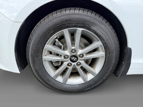 Used 2015 Hyundai Sonata SE w/ Option Group 09 FWD image 9