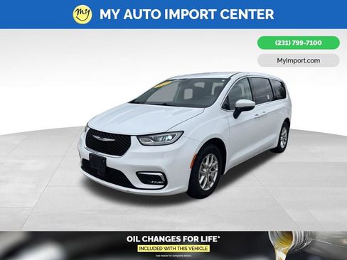 Used 2023 Chrysler Pacifica Touring-L FWD image 3