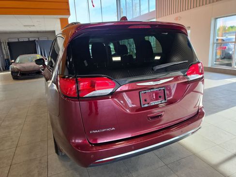 Used 2017 Chrysler Pacifica Touring-L FWD image 9