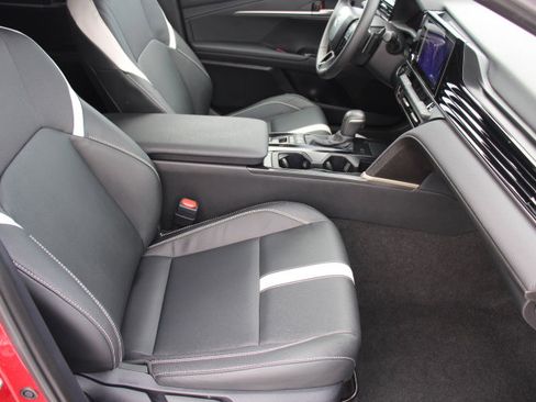 Used 2025 Toyota Camry SE image 19