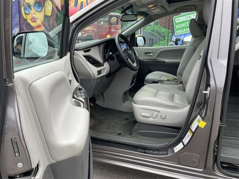 Used 2015 Toyota Sienna XLE image 14