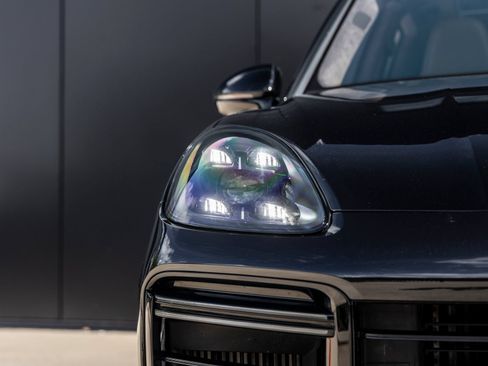 Certified 2021 Porsche Cayenne Turbo S AWD/4WD image 17