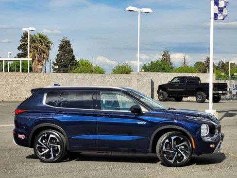 Used 2024 Mitsubishi Outlander 4WD Plug-In Hybrid image 3