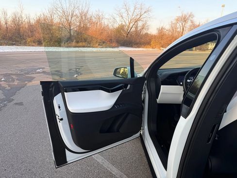 Used 2018 Tesla Model X 100D image 36