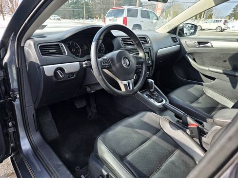 Used 2013 Volkswagen Jetta SE FWD image 12