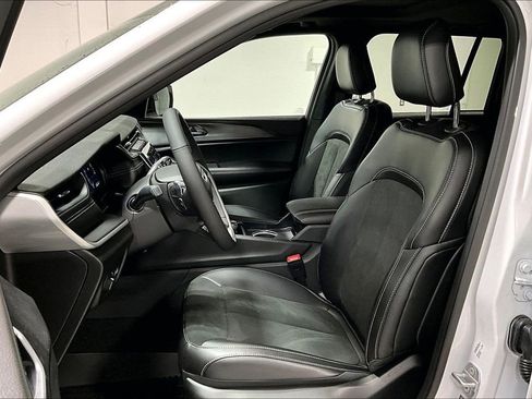 New 2025 Jeep Grand Cherokee Altitude image 34