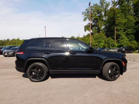 Used 2023 Jeep Grand Cherokee Limited w/ Black Appearance Package AWD/4WD image 4