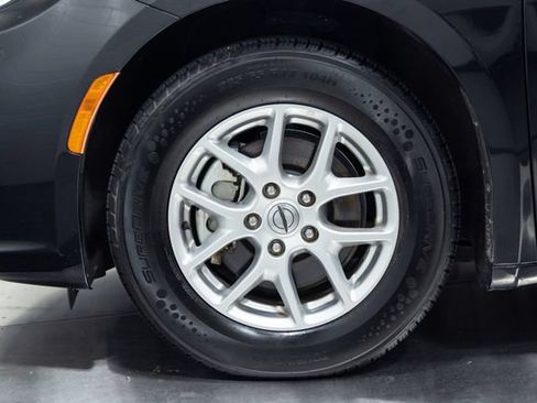 Used 2022 Chrysler Pacifica Touring-L FWD image 27