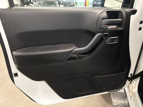 Used 2014 Jeep Wrangler Unlimited Sahara AWD/4WD image 7