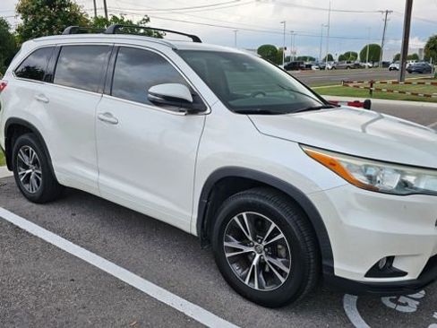 Used 2016 Toyota Highlander XLE FWD image 2