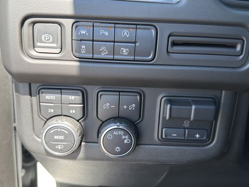 Used 2023 Chevrolet Suburban Z71 w/ Z71 Off-Road Package AWD/4WD image 38