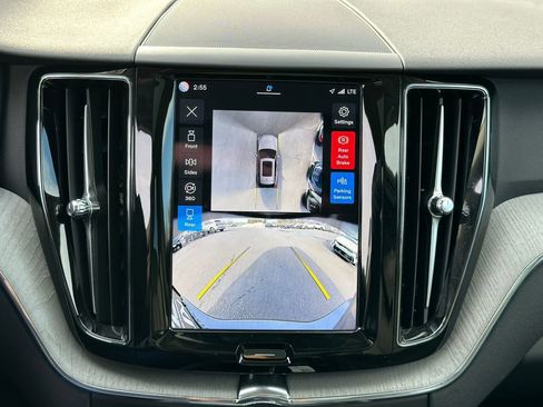 Used 2025 Volvo XC60 B5 Plus image 24