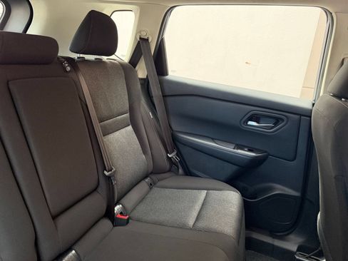 Used 2025 Nissan Rogue SV FWD image 33