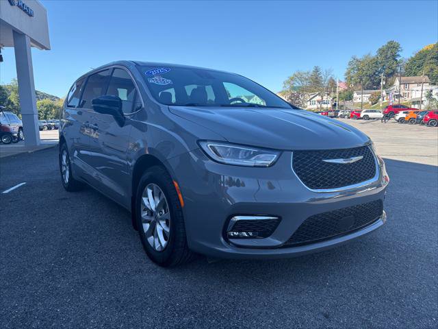 Certified 2025 Chrysler Pacifica Select AWD/4WD image 5