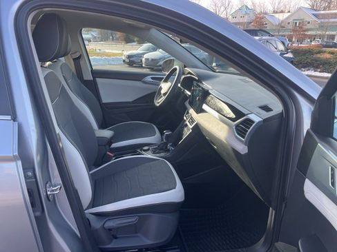 Certified 2025 Volkswagen Taos SE w/ Panoramic Sunroof Package image 11