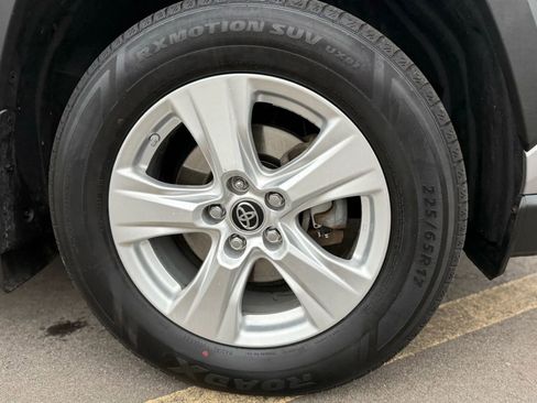 Used 2019 Toyota RAV4 LE image 9