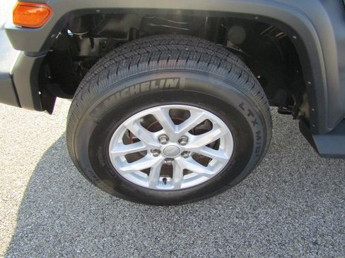 Used 2024 Jeep Wrangler Unlimited Sport AWD/4WD image 9