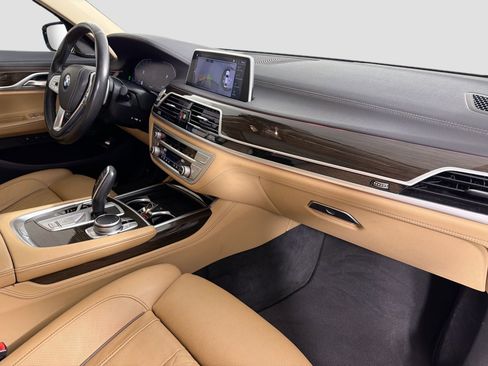 Used 2022 BMW 740i image 31