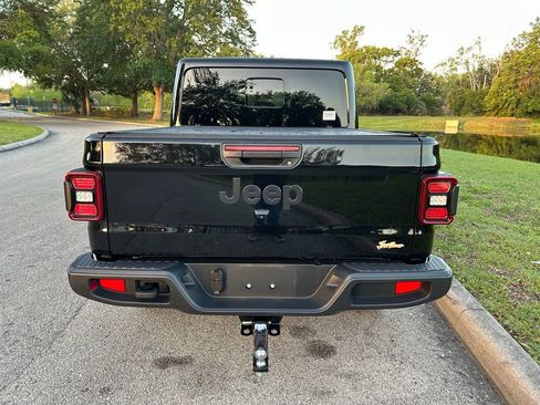 Used 2024 Jeep Gladiator Sport image 4