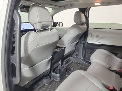 Used 2026 Toyota Sienna XLE FWD image 11