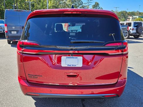 New 2026 Chrysler Pacifica Select image 11