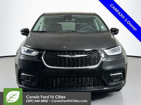 Used 2024 Chrysler Pacifica Touring-L image 4