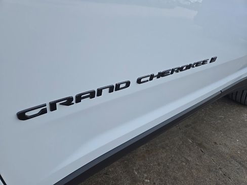 New 2026 Jeep Grand Cherokee Limited w/ Limited Altitude Package AWD/4WD image 18