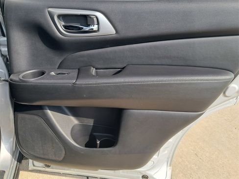 Used 2019 Nissan Pathfinder SV image 14