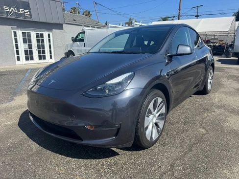 Used 2024 Tesla Model Y Long Range AWD/4WD image 3