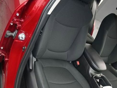 Used 2021 Toyota RAV4 LE FWD image 16