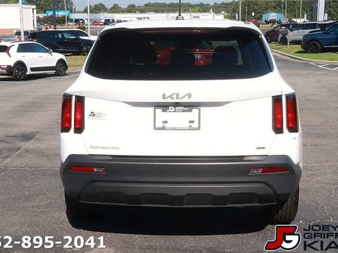 Certified 2023 Kia Sorento LX AWD/4WD image 6