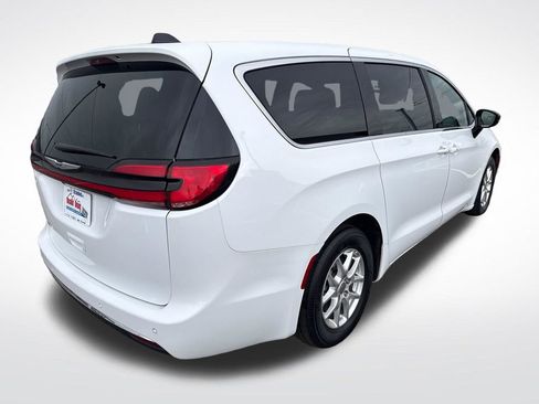 Used 2024 Chrysler Pacifica Touring FWD image 7
