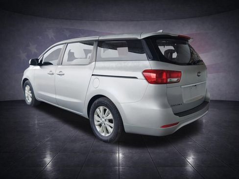 Used 2018 Kia Sedona L FWD image 3