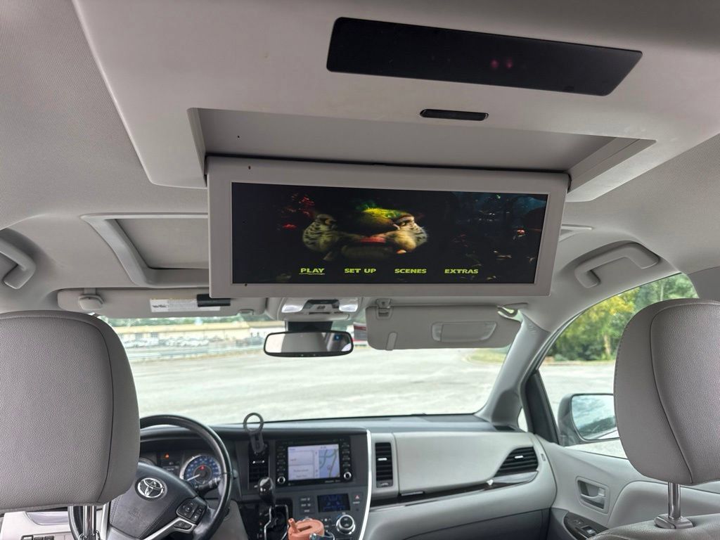 Used 2018 Toyota Sienna XLE Premium FWD image 21