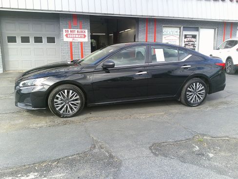 Used 2025 Nissan Altima 2.5 SV FWD image 16