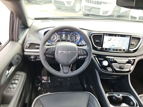 New 2026 Chrysler Pacifica Limited w/ Uconnect Theater Family Group image 8