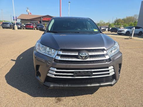 Used 2019 Toyota Highlander LE AWD/4WD image 2