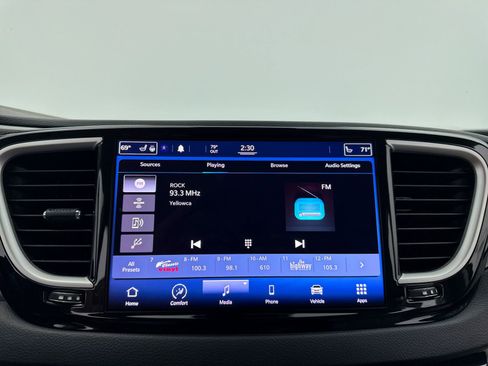 Used 2021 Chrysler Pacifica Touring-L FWD image 21