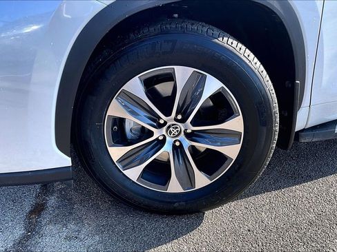 Used 2024 Toyota Highlander LE image 12