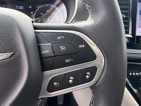 Used 2023 Chrysler Pacifica Touring-L image 21