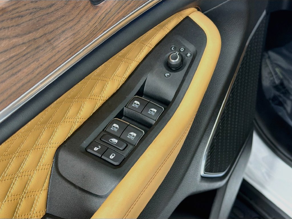 Used 2025 Jeep Grand Cherokee L Summit w/ Luxury Tech Group V AWD/4WD image 18