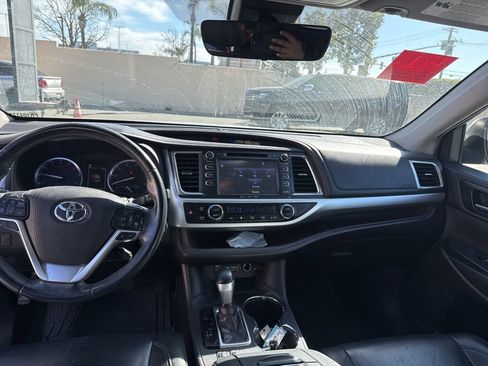 Used 2019 Toyota Highlander XLE image 18