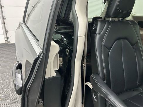 Used 2024 Chrysler Pacifica Touring-L image 37