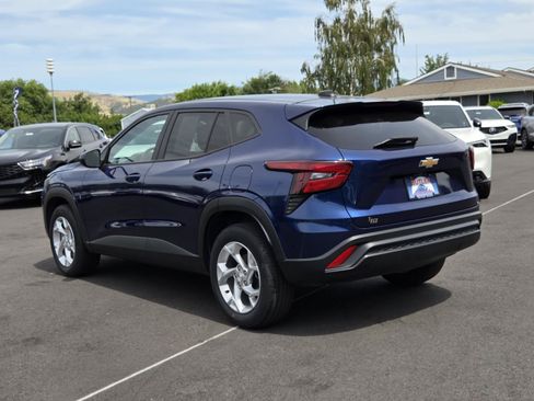 Used 2024 Chevrolet Trax LS w/ LS Convenience Package FWD image 7