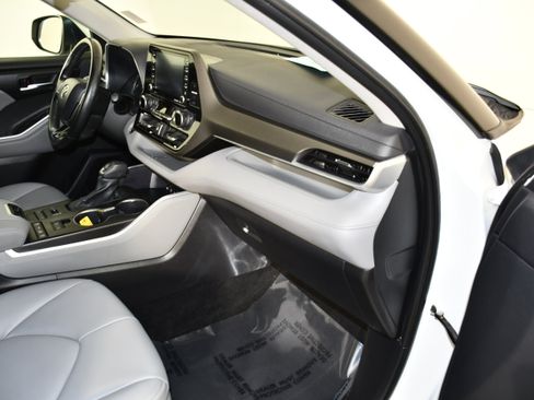 Used 2021 Toyota Highlander XLE image 42