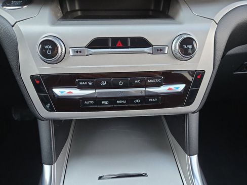 Used 2022 Ford Explorer XLT w/ Equipment Group 202A image 20