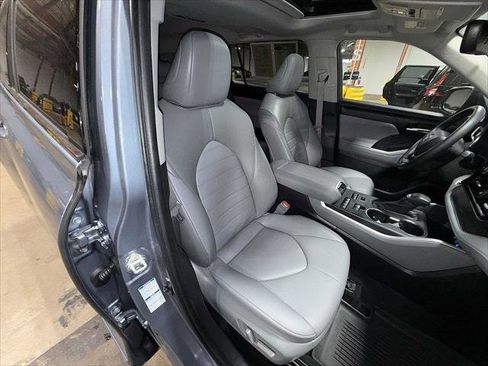 Certified 2022 Toyota Highlander XLE image 16