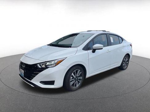 Used 2025 Nissan Versa SV image 3